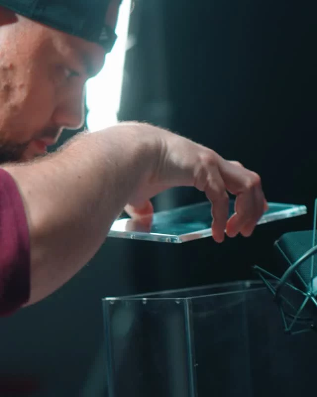 Een kijkje achter de schermen bij de commercial voor het TAB-soundlogo.

Geluid zie je niet, maar we hebben het toch een beeld gegeven. We gingen aan de slag met het concept, het storyboard en alles wat nodig was voor de draaidag.

Die dag liep strak, maar natuurlijk niet zonder kleine setmomenten. Het rookalarm ging per ongeluk af. De hoofdrolspeler was vertraagd. En het confettikanon dacht blijkbaar dat het feest ook wel zonder kon.

Verder: veel gelach, veel shots en een hoop @theacrylicbox.official 

We draaiden in een TCG-shop waar TAB wordt verkocht en filmden de onthulling en productshots in de studio van @famoz_filmagency 

De beursomgeving in de commercial maakten we later met GenAI op een greenscreen achter de figurant.

In deze BTS zie je hoe de commercial stukje voor stukje tot stand kwam. Bekijk de vorige post voor de commercial.

Wil jij ook een slimme productie? Neem contact met ons op voor een kennismaking.